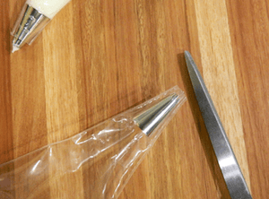 How to Fill a Pastry Bag With Icing