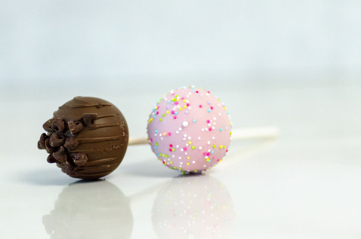 Compound Chocolate and Cake Pops with Robyn