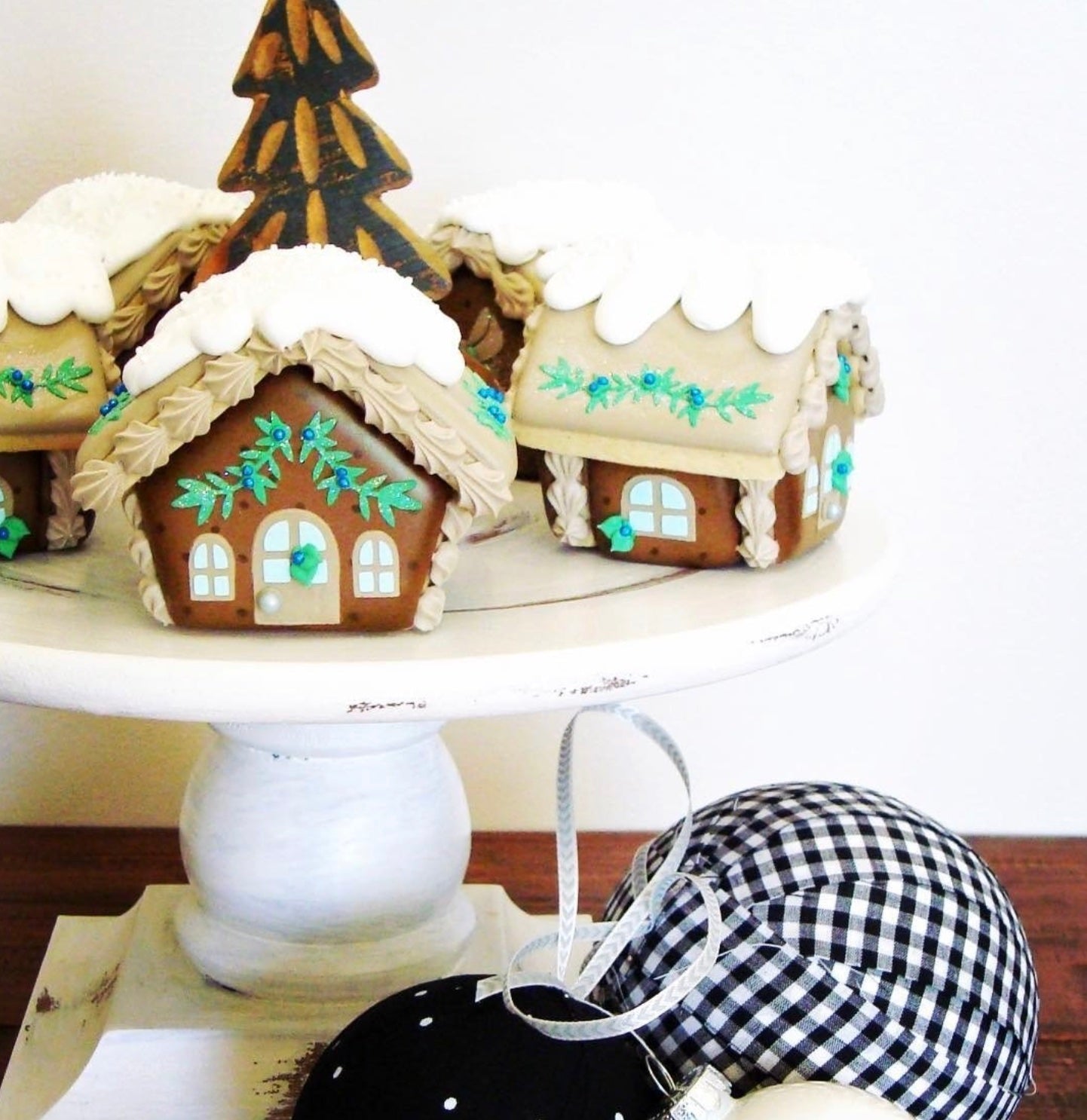 Blyss Gingerbread House 01 (dis)